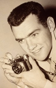 Milwaukee Post-fotograaf James L. Stanfield. Milwaukee, Wisconsin. Hij houdt