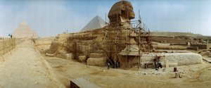 Panorama van restaurateurs die werken aan de wederopbouw van de basis van de Grote Sfinx van Egypte. Gizeh, Egypte