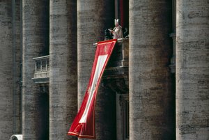 Paus Johannes Paulus II houdt zijn paasboodschap in 56 talen vanaf het centrale balkon