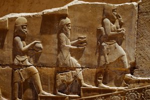 Reliëfsculptuur van mannen die offers dragen op de muren van Persepolis. Persepolis, Iran door James L Stanfield