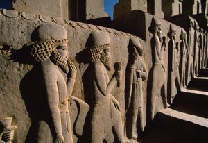 Reliëf bas-reliëfs sculptuur van eerbetuigers met offers bedekken veel van de Pe...