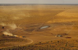 Wegtrein die vee vervoert, steekt een onherbergzaam outback-plateau over. West-Australië, Australië door James L Stanfield