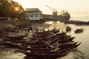 Sampans vullen het modderige strand bij Nantira Jetty. Nantira Jetty, Rangoon, Birma door James L Stanfield