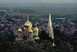 Shipka Memorial Church verheft vergulde koepels boven de vallei. SHIPKA, VALLEI VAN DE