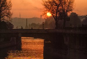Zonsopgang over de Seine nabij het Île de la Cité. PARIJS, FRANKRIJK.