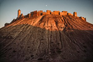 De oude citadel van Aleppo blijft bestaan op een heuvel. Aleppo, Syrië