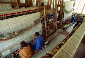 Vrouwen werken aan een groot tapijtweefgetouw. Kotel, Bulgarije