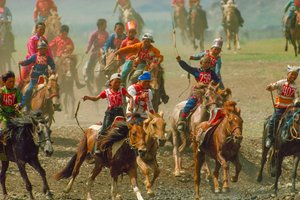 Jongeren in een paardenrace op een zomerfestival nabij Ulaanbaatar door James L Stanfield