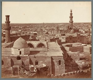Egypte. Caïro. Algemeen uitzicht – op de achtergrond de madrasa – het mausoleum van Umm As-Sultan Sza