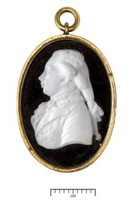 George IV, als prins van Wales, ca. 1790 (wit glas in vergulde metalen lijst)