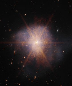 Arp 220 (NIRCam en MIRI beeld)
