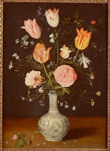 Tulpen, rozen, vergeet-mij-nietjes en andere bloemen in een late Ming blauw-witte vaas