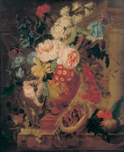 Bloemen in een terracotta vaas versierd met putti, met fruit, vlinders, een bromvlieg, een slak, een spin en vier kuikens in een nest op een richel