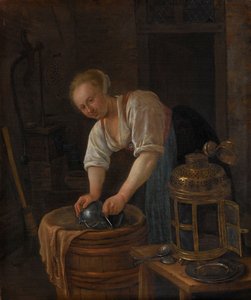 Vrouw die metalen voorwerpen schrobt