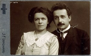 Portretfoto op visitekaartje van Albert Einstein en Mileva Einstein-Maric in 1911