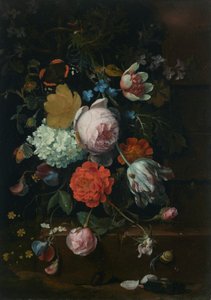 Een boeket pioenrozen, tulpen, rozen en andere bloemen op een richel, met vlinders, een slak en een kever