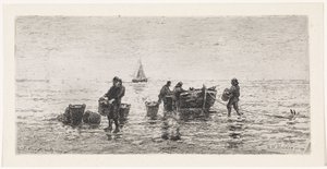 Vissers halen een sloep leeg op het strand