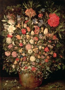 Groot boeket bloemen in een houten kuip
