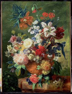 Stilleven van bloemen en een vogelnest op een voetstuk