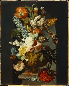 Tulpen, rozen, hyacint, auricula en andere bloemen in een gebeeldhouwde urn op een stenen voetstuk in een nis
