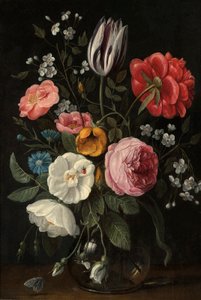 Rozen, een tulp, een pioenroos, een kersenbloesem en een centaurium in een glazen vaas op een richel door Jan van Kessel the Elder