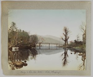 Brug en hotel aan het meer, Lake Chuzenji, Nikko, Japan (handgekleurde zwart-wit foto) door Japanese Photographer