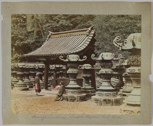 Bronzen Lantaarns buiten de Tempel in Uyeno Park, Tokio, Japan (handgekleurde zwart-wit foto)