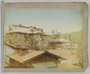 Fujiya Hotel, Miyanoshita, Hakone, Kanagawa Prefectuur, Japan (handgekleurde zwart-wit foto) door Japanese Photographer