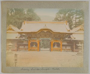 Poort van de Jemitsu Tempel, Nikko, Japan (handgekleurde zwart-wit foto) door Japanese Photographer