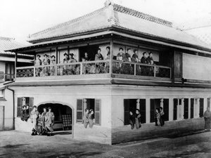Geisha Huis, ca. 1860s door Japanese Photographer