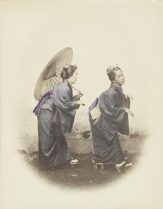 Japanse vrouwen in traditionele kleding (handgekleurde zwart-wit foto) door Japanese Photographer