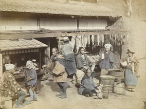 Marktplaats in Japan (handgekleurde zwart-wit foto)