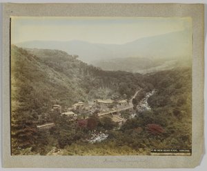 Nieuwe weg, Kiga, nabij Miyanoshita, Kanagawa Prefectuur, Japan (handgekleurde zwart-wit foto)