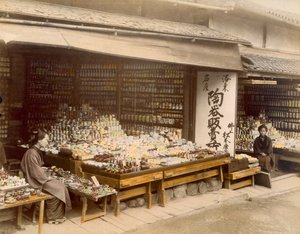 Porseleinen winkels in Kiyomizu-Zaka, Kyoto, 1890s door Japanese Photographer