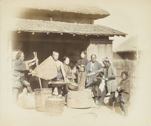 Rijst pellen in Japan (handgekleurde zwart-wit foto)