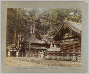 Heilige bron en opslagplaatsen, Tōshō-gū, Nikko, Japan (handgekleurde zwart-wit foto) door Japanese Photographer