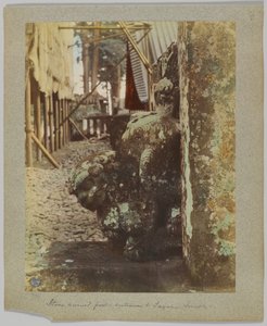 Steen gebeeldhouwde paal bij de ingang van Tōshō-gū, Nikko, Japan door Japanese Photographer