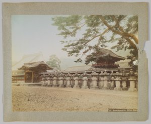 Stenen lantaarns buiten een tempel, Shiba Park, Tokyo, Japan door Japanese Photographer