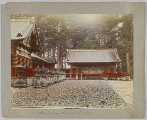 Opslaghuizen in Tōshō-gū, Nikko, Japan (handgekleurde zwart-wit foto) door Japanese Photographer