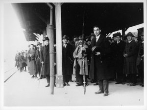 De Eerwaarde Richards met boog, verlaat Yamaguchi Station in 1927
