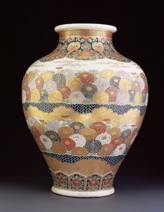 Een Satsuma vaas beschilderd met chrysanten, late 19e eeuw