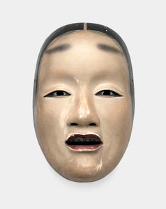 Een houten masker met gofun-grond, geschilderd met sumi voor het haar, de ogen en de tanden en rood voor de lippen