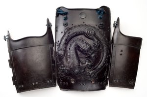 Borstplaat van een Yukinoshita-Do harnas, met reliëf ontwerp van een draak door Japanese School