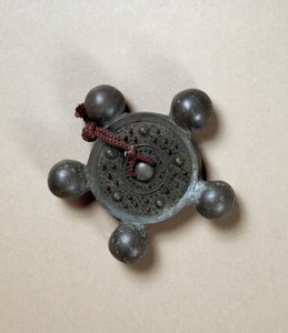 Bronzen spiegel met vijf kleine bollen, Kofun periode (250-538) door Japanese School