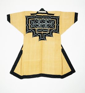 Ceremoniële mantel (attush) van de Ainu bevolking met traditionele Ainu motieven, kettingsteek borduurwerk, iepenbast, wol en katoen