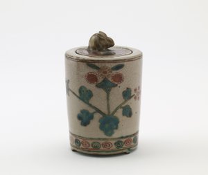 Cilindrische wierookbrander met konijn op deksel, Edo-periode of Meiji-periode door Japanese School
