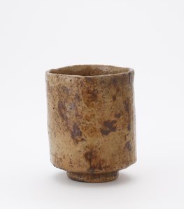 Cilindrische theekom met inscriptie, onbekende Raku aardewerk werkplaats, Theekom (tsutsu chawan) door Japanese School