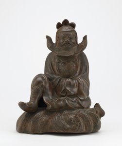 Beeld van Shoki, de demonenverdrijver, zittend op een rots, Imbe, Okayama prefectuur, Edo periode of Meiji tijdperk door Japanese School