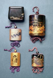 Inro en tabakszak: van links naar rechts: Tabakszak met Hiramaki-e ontwerp, gesigneerd Zeshin; Inro, vossen huwelijksprocessie in Sumi-e Togidashi, gesigneerd Toyo; Inro, twee wijzen lezen een rol in Sumi-e