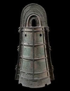 Japanse kunst: Dotaku (bronzen bel). Hoogte 0,8 m. Yayoi-beschaving (300 v.Chr.-300 n.Chr.) Parijs, Musée Guimet, Musée national des Arts Asiatiques door Japanese School
